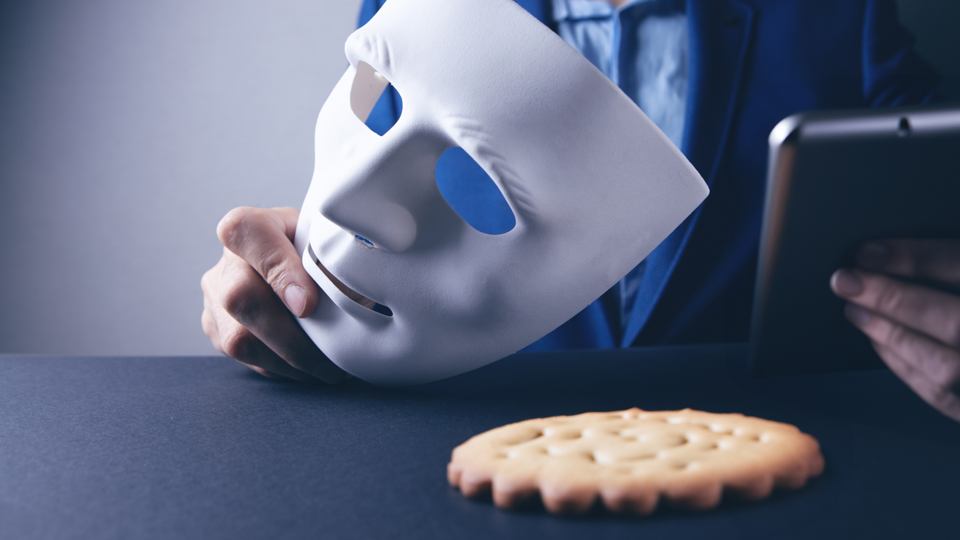 Il carnevale digitale: maschere e anonimità al tempo dei cookie